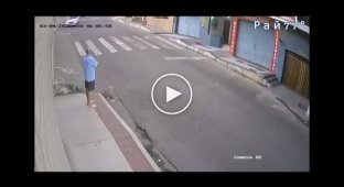 Неуправляемая легковушка чудом не угробила пешехода и лишила его обуви в Бразилии