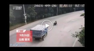 Грузовик опрокинулся, объезжая мотоциклистов в Китае