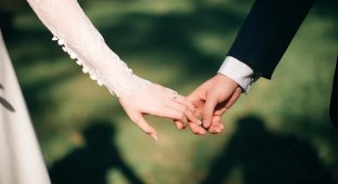 Наречена вийшла заміж за свекра після втечі нареченого (2 фото + 1 відео)