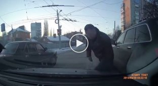 В Таганроге неадекват во время дорожного конфликта разбил лобовое стекло
