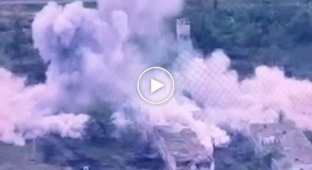 Arrival of the American JDAM bomb at the location of the Russian military in the Donetsk region