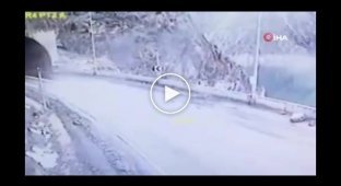 У Туреччині автобус потрапив під зсув