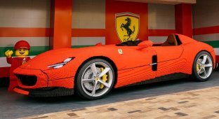 Full-sized Ferrari made from 383,000 LEGO bricks (4 photos)