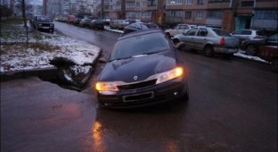 В Пскове автомобиль провалился под асфальт (11 фото)