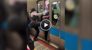 У Японії наймають особливих співробітників, які допомагають заштовхувати пасажирів у поїзди