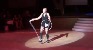 She came on stage with a simple jump rope in her hands to surprise the audience