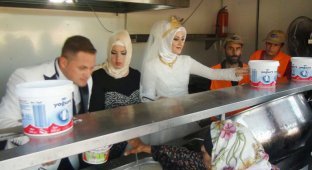 Турецкие молодожены потратили деньги на свадьбу, чтобы накормить беженцев (5 фото)