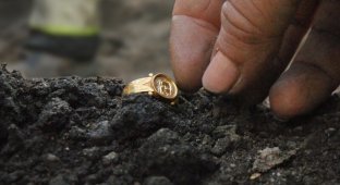 Під час розкопок у старій частині міста археологи виявили золотий перстень із ликом Христа (7 фото)
