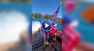Цукерберг прокотився на серфі в костюмі орлана на День незалежності США