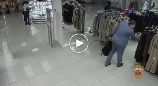 In Moscow, a man decided to quietly take out a fur coat, but the theft was caught on camera