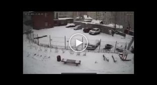 В Саратове у автобуса отказали тормоза и он разнёс двор с припаркованными машинами