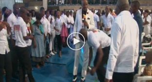 Aфриканский пастор излечил вагинальные бородавки прихожанки с помощью своей туфли