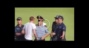 Полиция перепутала футболиста с выбежавшим на поле болельщиком