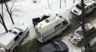 Внедорожник Hummer перегородил дорогу машине скорой помощи (2 фото + видео)