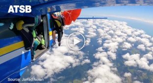 Парашют мужчины зацепился за оперение хвостовой части самолета