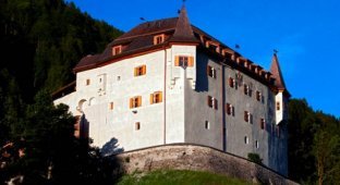 Археологи нашли в австрийском замке Ленгберг бюстгальтер и нижнее белье, которому уже 500 лет (9 фото)