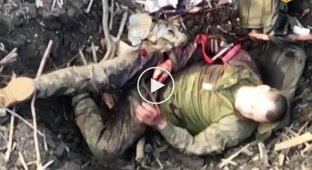 Бахмутское направление, украинский дрон сбрасывает ВОГ на российского военного