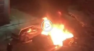 Припаркованный посередине двора автомобиль Bentley случайно загорелся