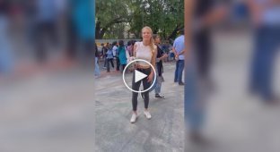 Дівчина показала навички володіння м'ячем