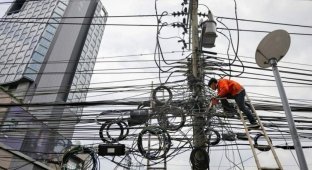 A confusing matter: why are there so many wires on poles in Asian countries (19 photos)