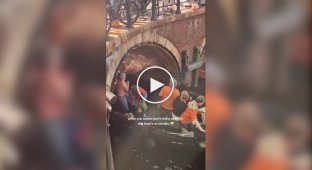 Любителям кататися на човнах в Амстердамі нині несолодко