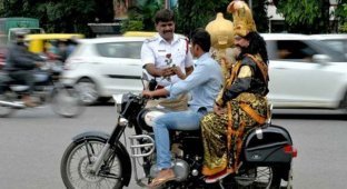Чтобы мотоциклисты в Индии носили шлем, за ними бегает бог смерти (5 фото)