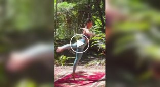 Дівчина повисла в повітрі на власному волоссі