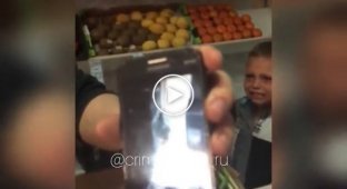 В Якутске продавец овощного ларька поймал и наказал воришку