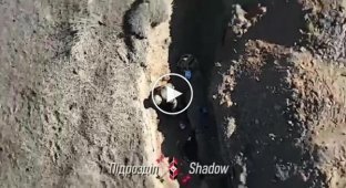 Российскому оккупанту падают граната за гранатой в окоп