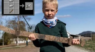 Семирічний хлопчик у Норвегії випадково виявив меч епохи вікінгів (2 фото)