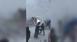 Снежная буря сбила с ног туристов в Японии