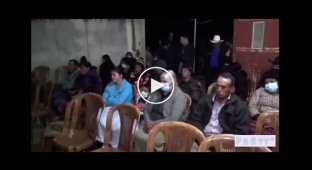 Бык ворвался в зал и внес разнообразие в похоронную церемонию в Мексике