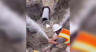 Repairing a hole in a working pipe