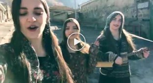Грузинские девчата поют на улице приятные песни