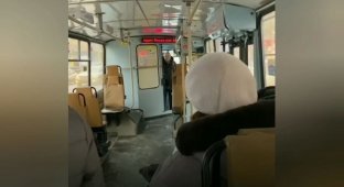 У меня смена закончилась... В Екатеринбурге водитель остановила троллейбус посреди маршрута (5 фото + 1 видео)