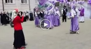 В чеченській школі на Останньому дзвінку вибухнули повітряні кулі
