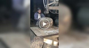 Как в Пакистане производят металлические ведра