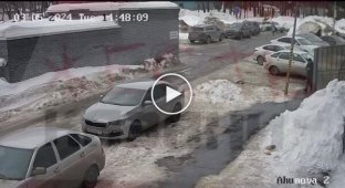 В Татарстане глыба льда чуть не покалечила школьника