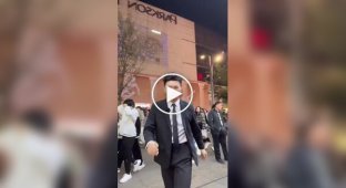 Парень пробежался на месте со спецэффектами и напомнил компьютерного персонажа