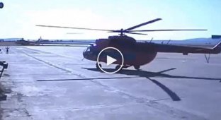 Неудачная парковка на вертолете в аэропорту Анадыры