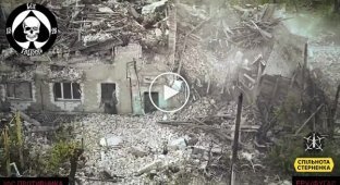 Уничтожение трехэтажного здания с российскими захватчиками одним только FPV-дроном
