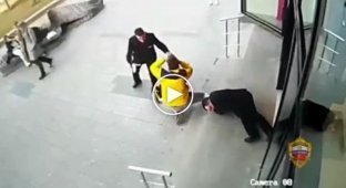 Battle for perfume: bearded man got into a fight with three guards who set him on fire while stealing mascara and perfume