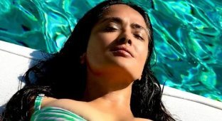 Hot Salma Hayek meets August 1 (4 photos + video)