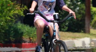 Виктория Джастис катается на велосипеде (5 Фото)