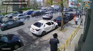 Полицейский стреляет в Бруклине