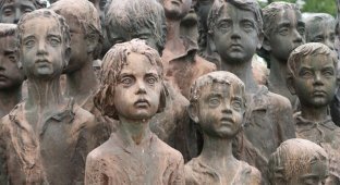 Молчаливые невинные жертвы: памятник 82 детям, убитым нацистами в Лидице (10 фото)