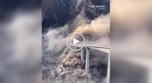 В Китае из-за оползня частично обрушился мост