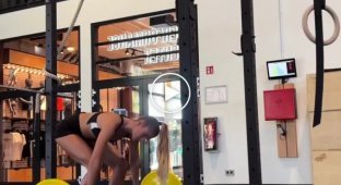 Самая красивая спортсменка мира Алиса Шмидт начинает день с боевой тренировки