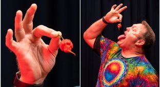 An American set a record by eating the 10 hottest peppers in the world in 33 seconds (6 photos + 1 video)