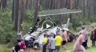 Білоруси, які їхали трасою в момент краху російського вертольота Мі-24, намагаються витягти російського льотчика